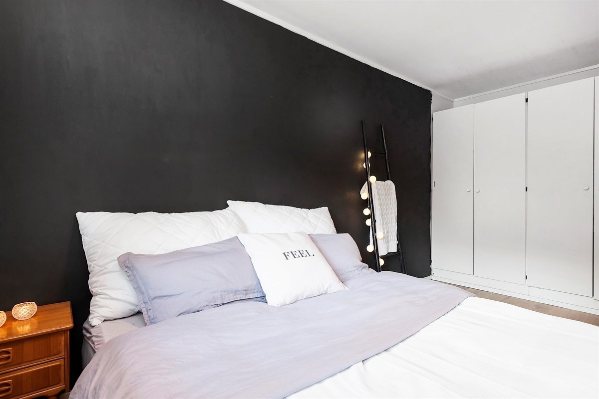 Hovedsoverom med garderober Galleribilde