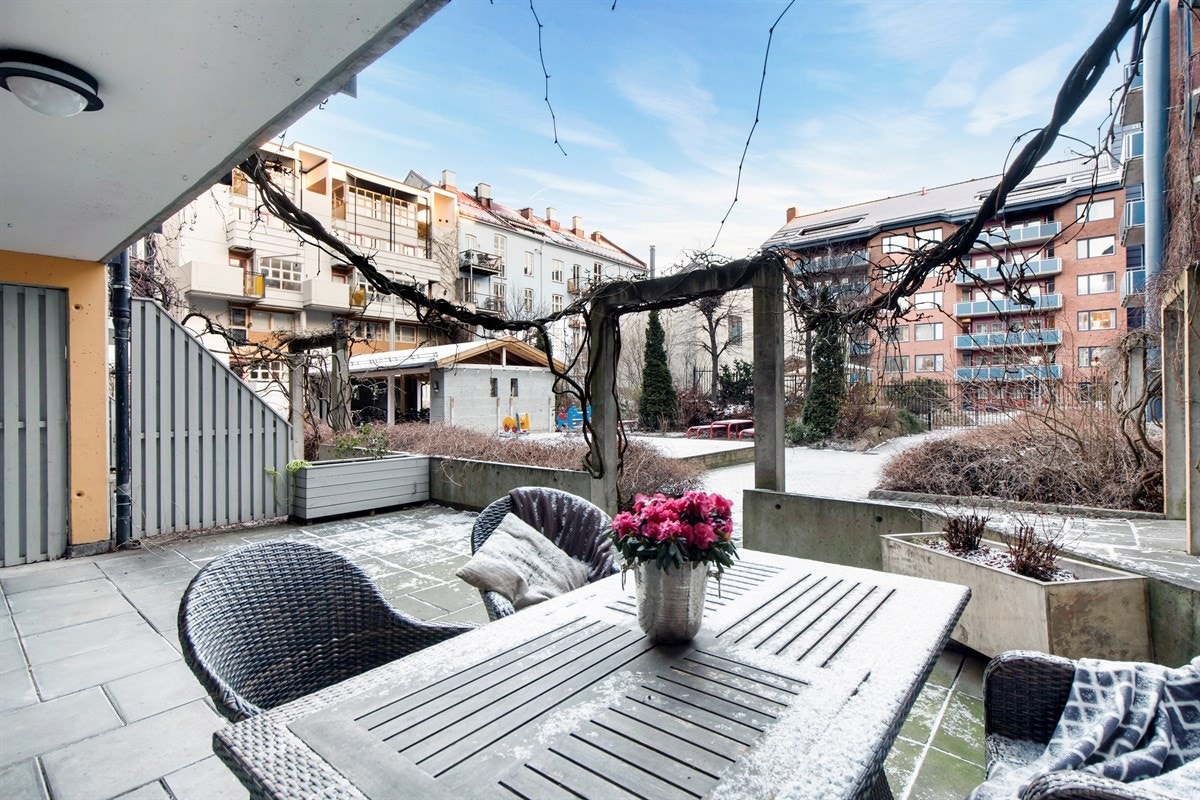 Terrasse med hyggelig sitteplass. Galleribilde