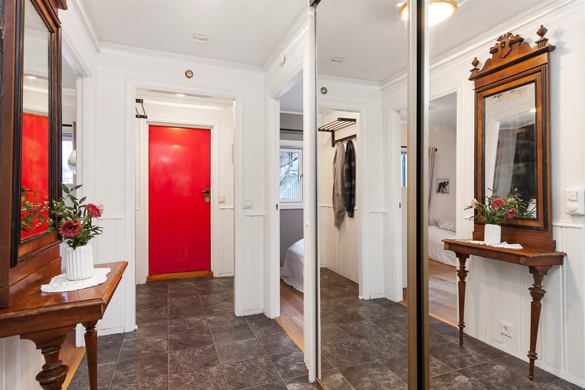Entré med skyvedørsgarderobe Galleribilde