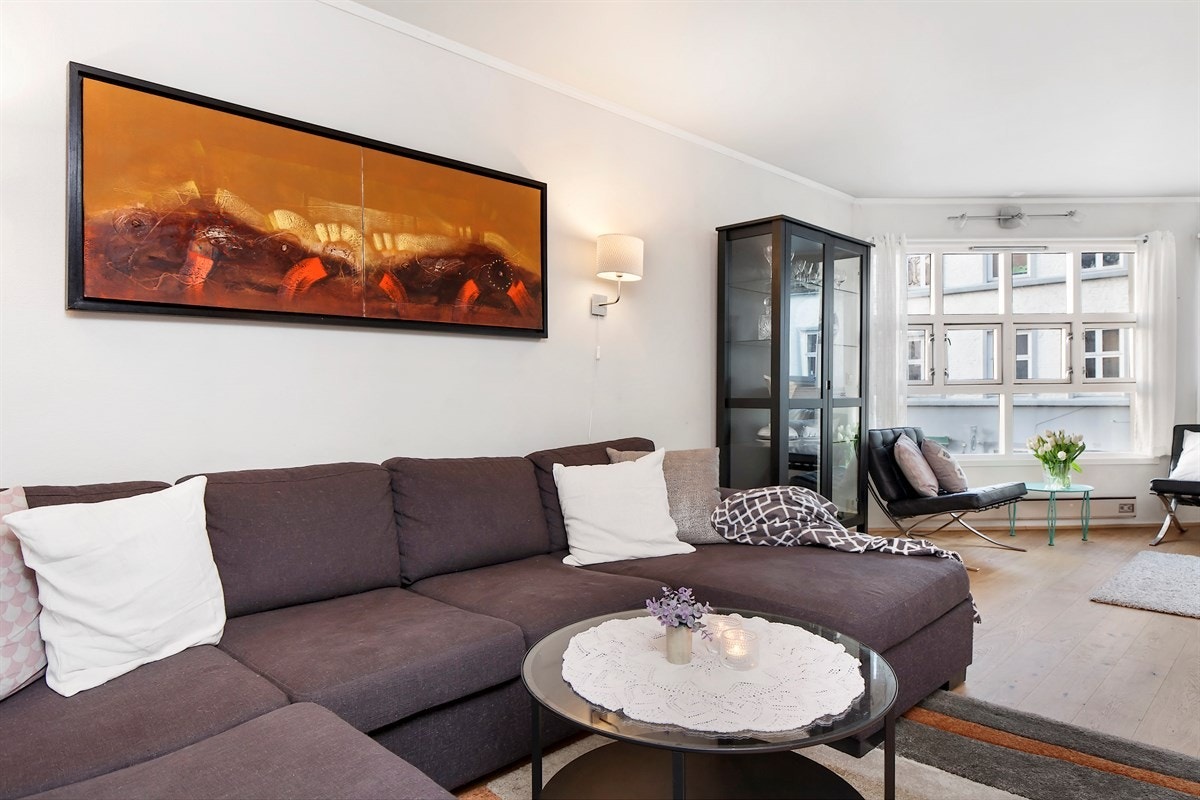 Romslig stue med parkett Galleribilde