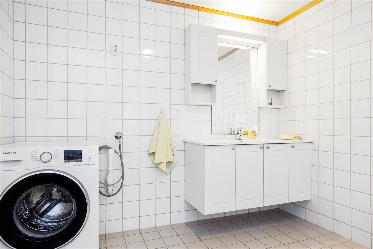 Baderommet er av god størrelse. Stilrene fliser på både gulv og vegger. Galleribilde