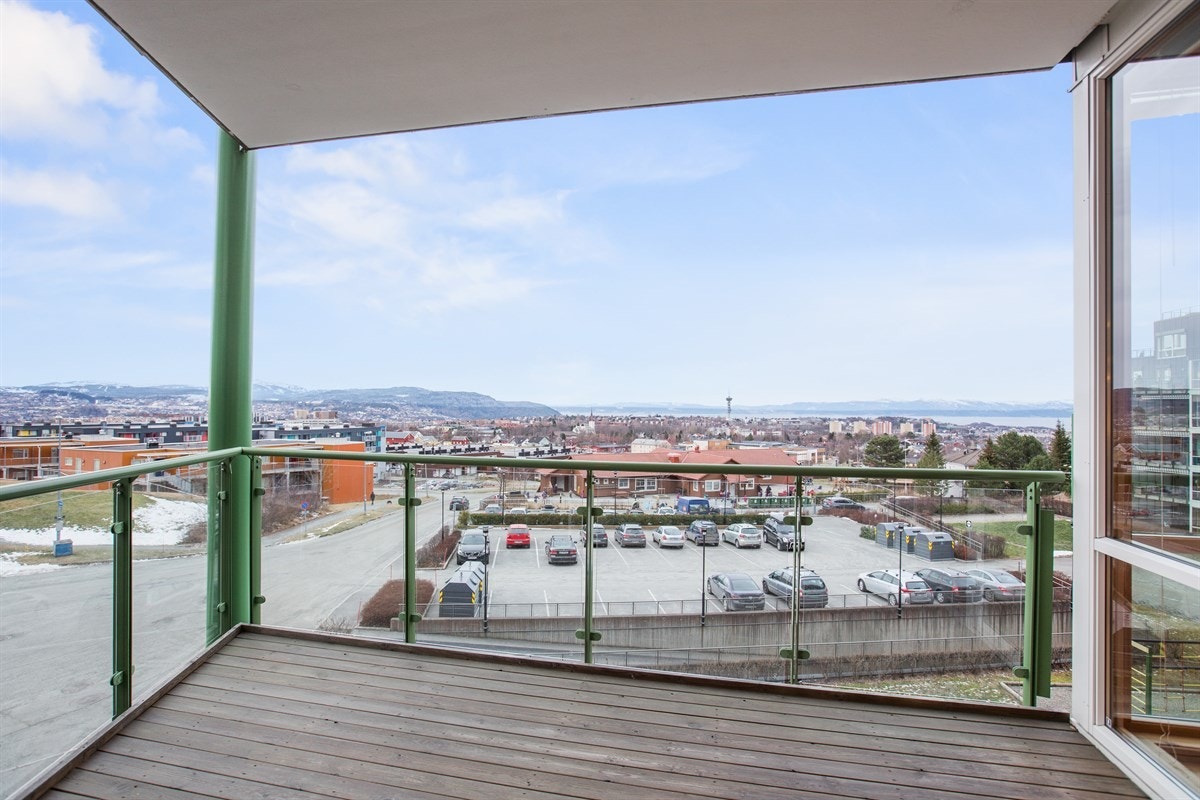 På verandaen er det god plass for utemøblement, nyt godværsdagene i Bergheimsvegen 28. Verdt å merke seg er det at verandaen er takoverbygd, godværsbygene oppleves tørrskodd. Galleribilde