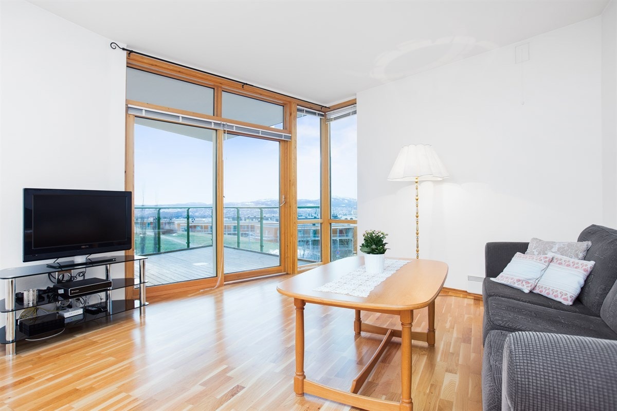 Stuen har store vindusflater fra gulv til tak som fører til et svært godt innlys og flott utsikt over Trondheim by. Galleribilde