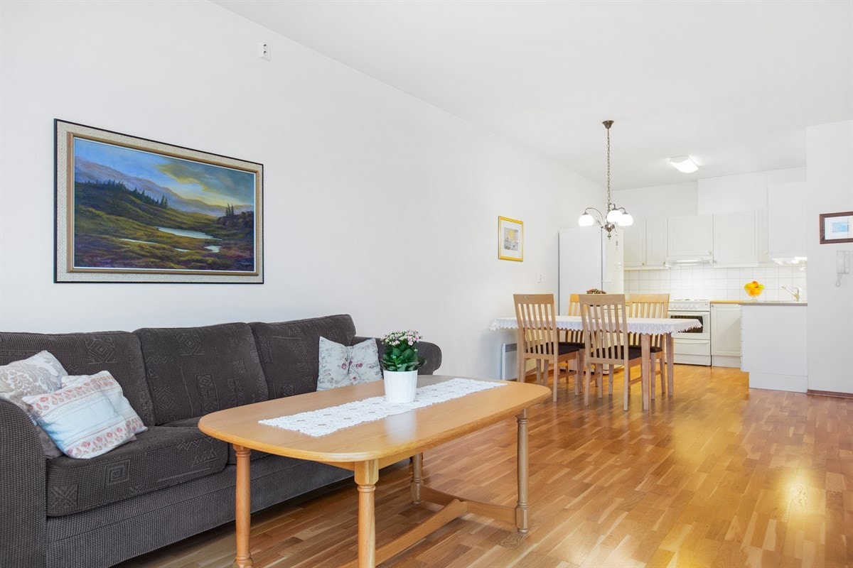 Godt innlys og god takhøyde gir en luftig romatmosfære. Galleribilde