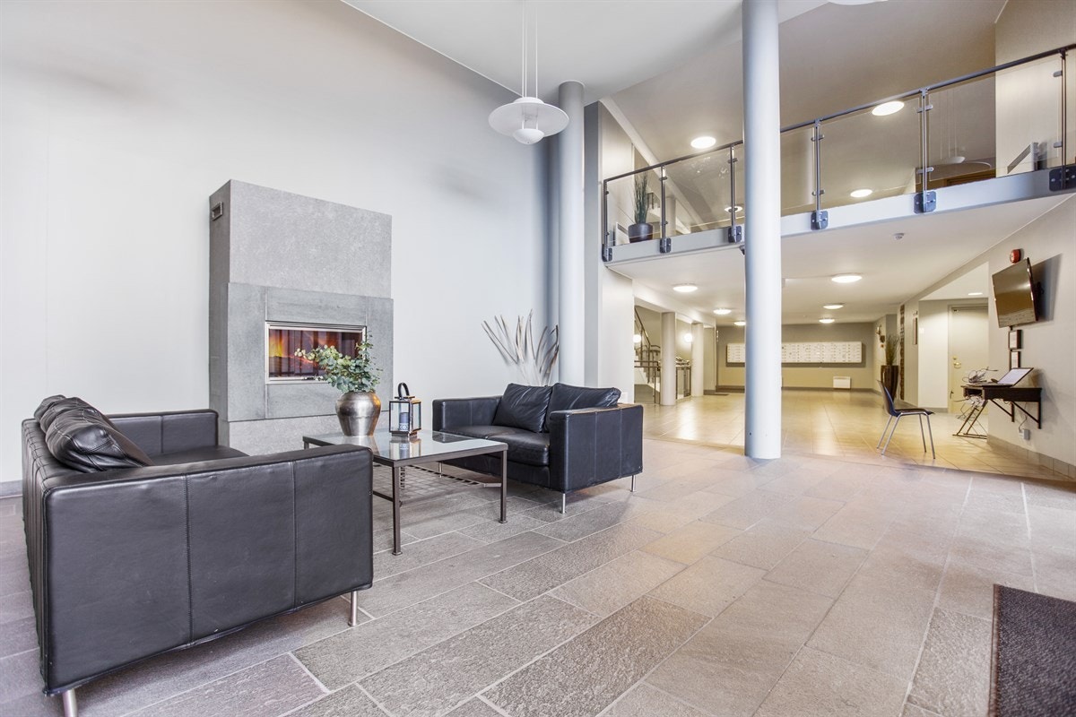 Bergheim Amfi - Felles hall med elektrisk peis og skiferbelagte gulv. Galleribilde