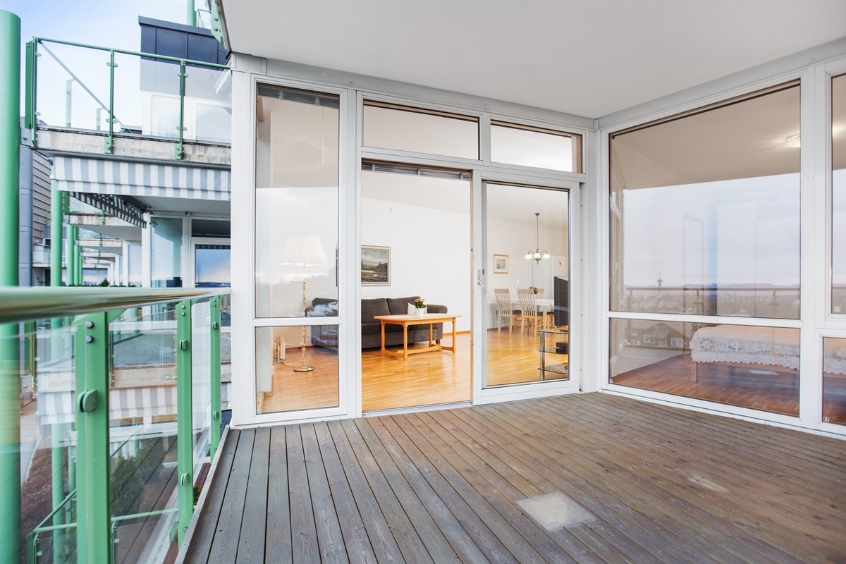 Herlig veranda med lang solgang og nydelig, vid utsikt. Galleribilde