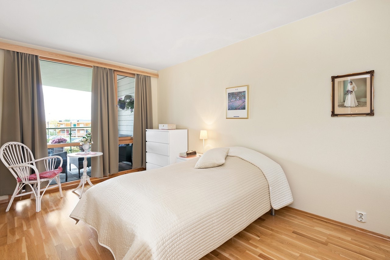 Soverommet ligger vis à vis stuen, og har en meget generøs størrelse. Et stort garderobeskap langs veggen sikrer rikelig med lagringsplass. Galleribilde