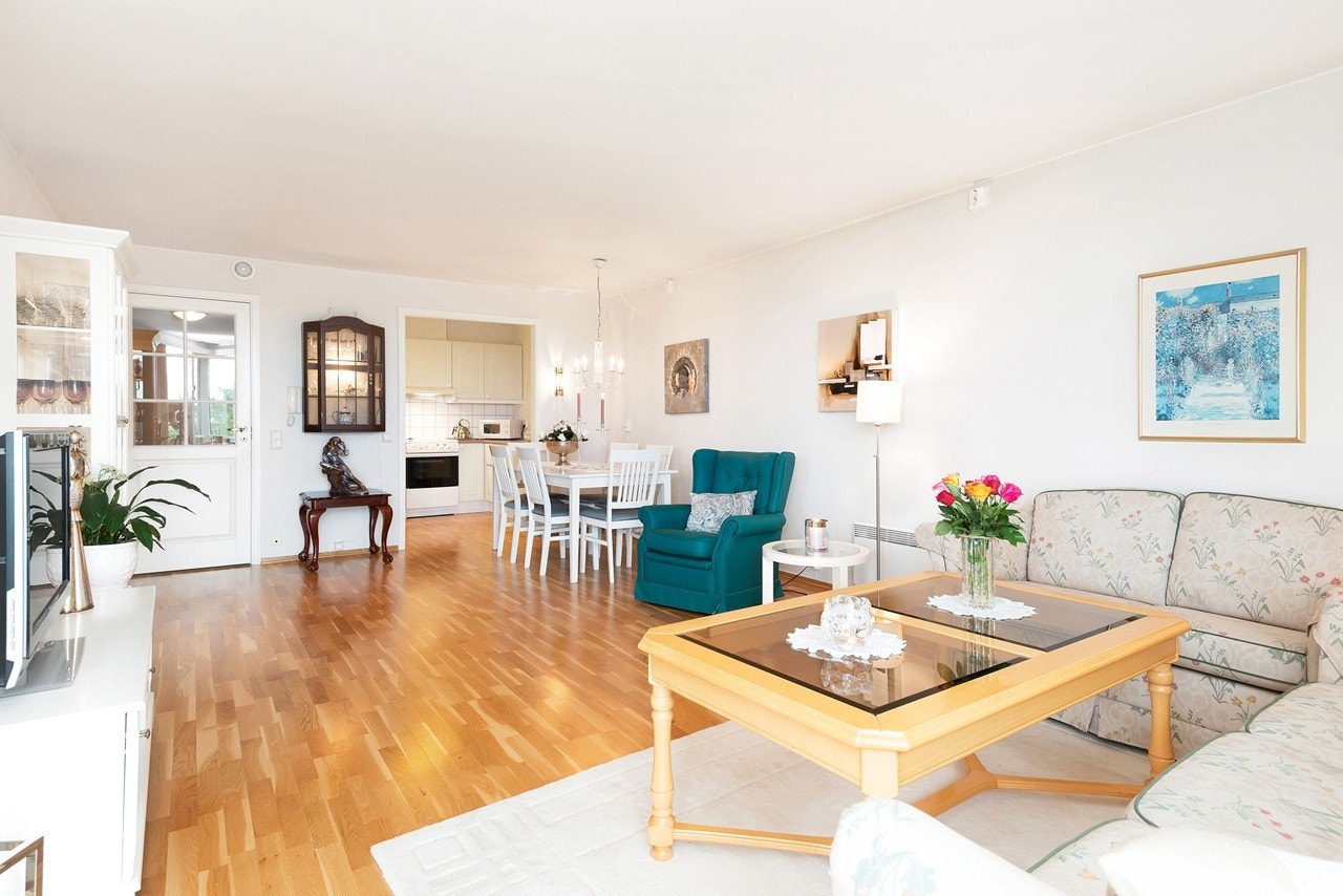 Stuen er lys og gjennomgående trivelig. God løsning med soverom i tilknytning, også med flott utsikt. Spisebord og sofagruppe kan naturlig plasseres i rommet Galleribilde