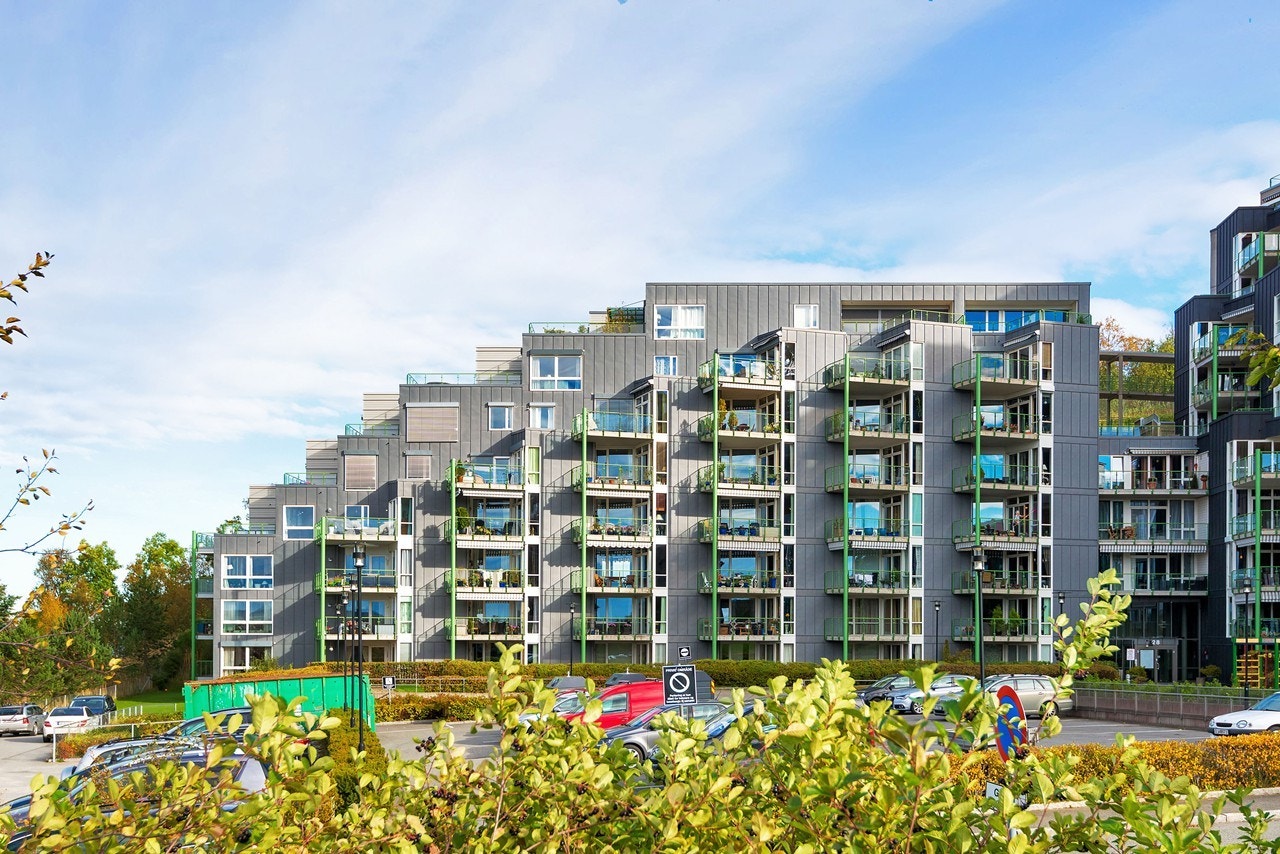 Velkommen til Bergheimsvegen 28! Stor leilighet med flott utsikt, p-kjeller, heis og nærhet til byen - Klikk deg inn på boligens hjemmeside for den beste boligopplevelsen online Galleribilde