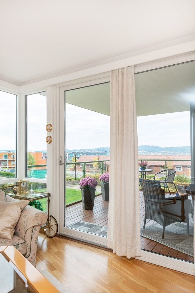 Store vindusflater med god utsikt- og solforhold Galleribilde