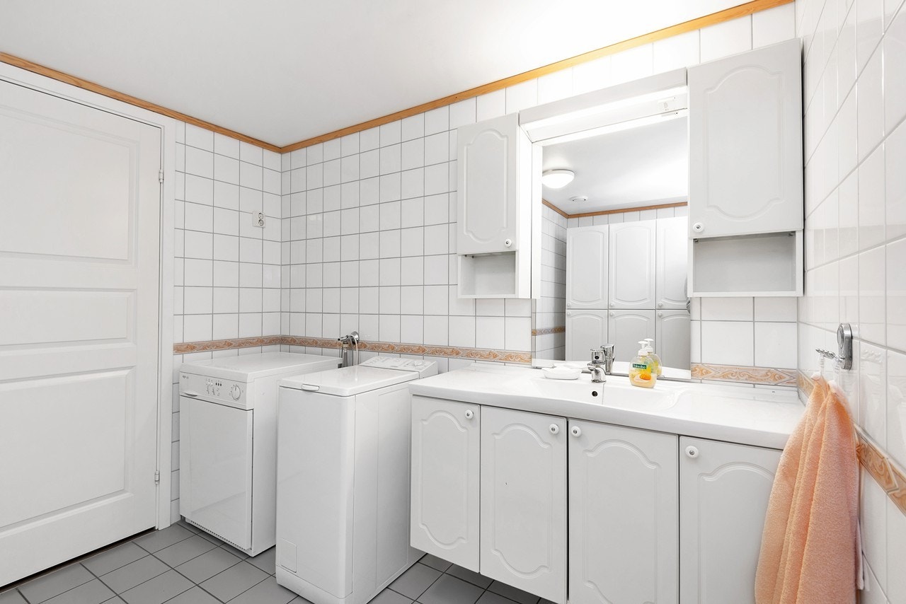 Badet fremstår som god vedlikeholdt og svært romslig Galleribilde