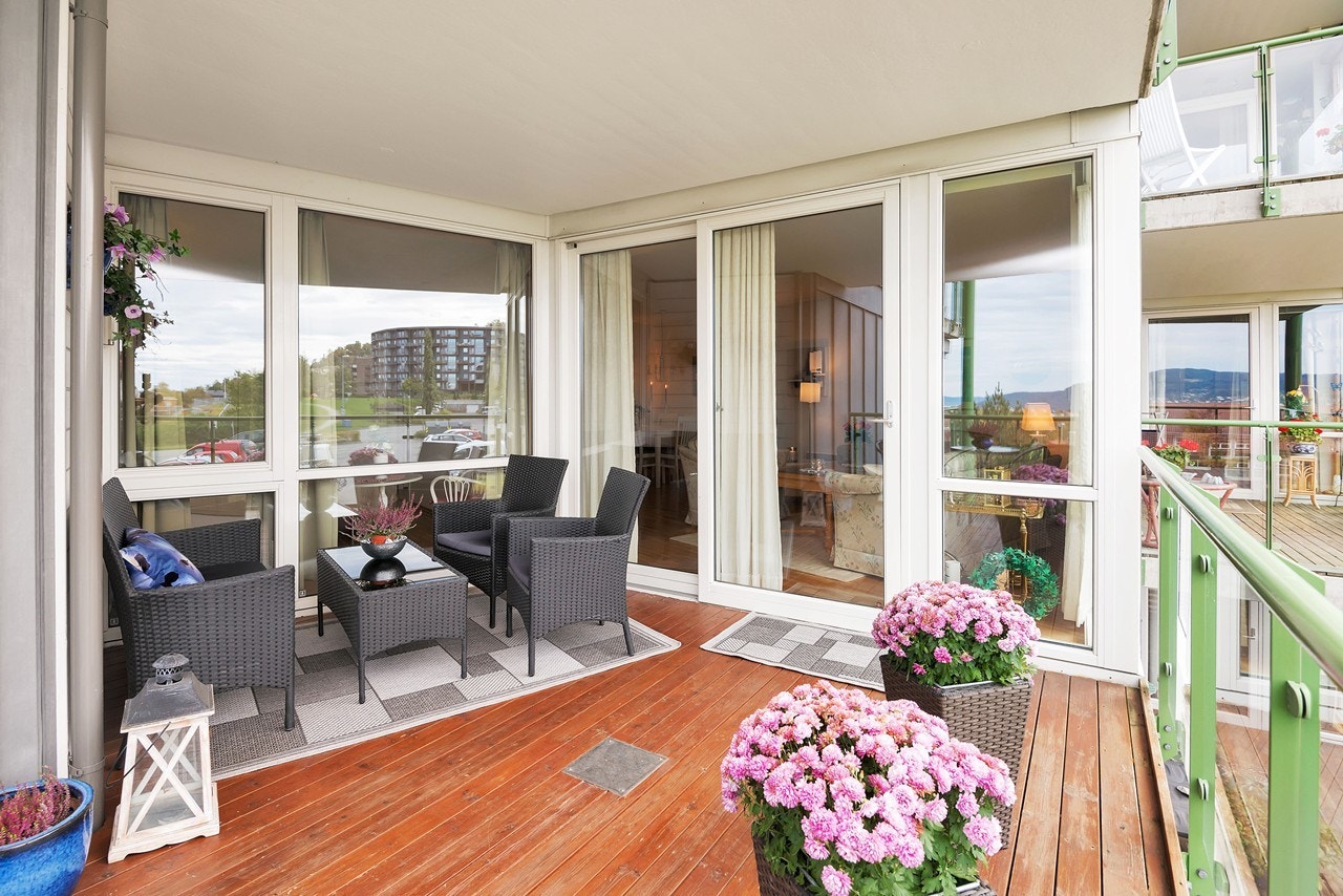 Det er rikelig med plass på balkongen med god plass til bord med stoler og annet møblement Galleribilde