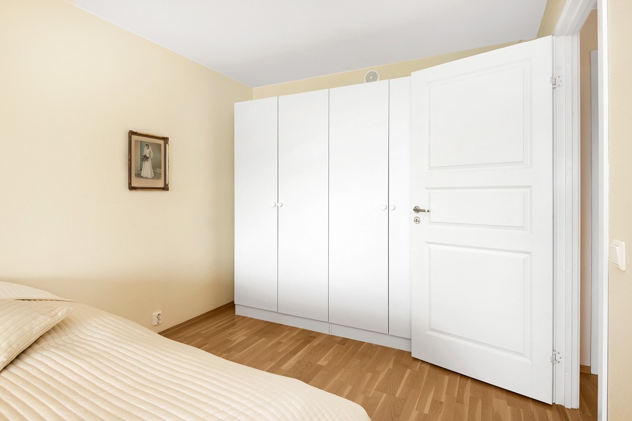 Soverommet ligger vis à vis stuen, og har en meget generøs størrelse. Et stort garderobeskap langs veggen sikrer rikelig med lagringsplass. Galleribilde