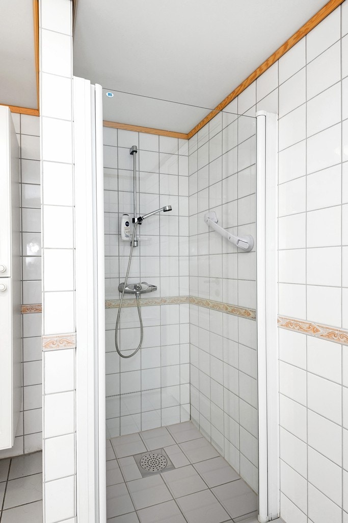 Badet fremstår som god vedlikeholdt og svært romslig Galleribilde