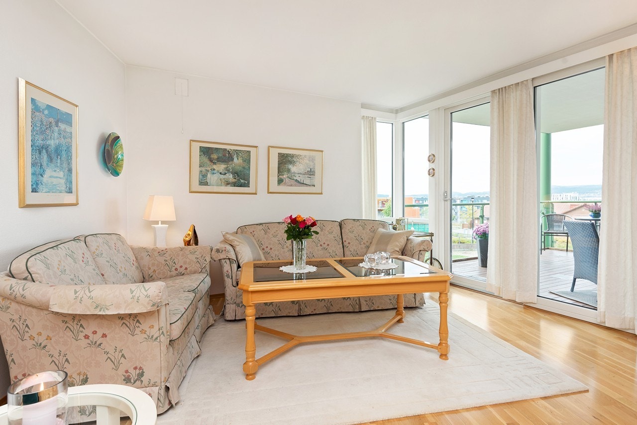 Fra stuen har man en fantastisk utsikt utover mot Trondheim, og direkte utgang til terrassen Galleribilde