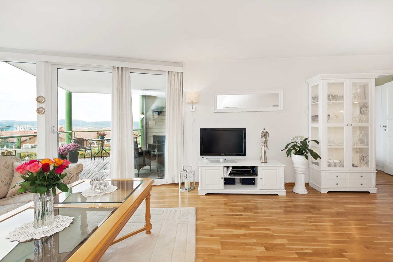 Store vindusflater som gir godt med lysinnslipp i hele stuen. Rommet er åpent med en gulvflate som gir mulighet for fleksible innredningsløsninger Galleribilde