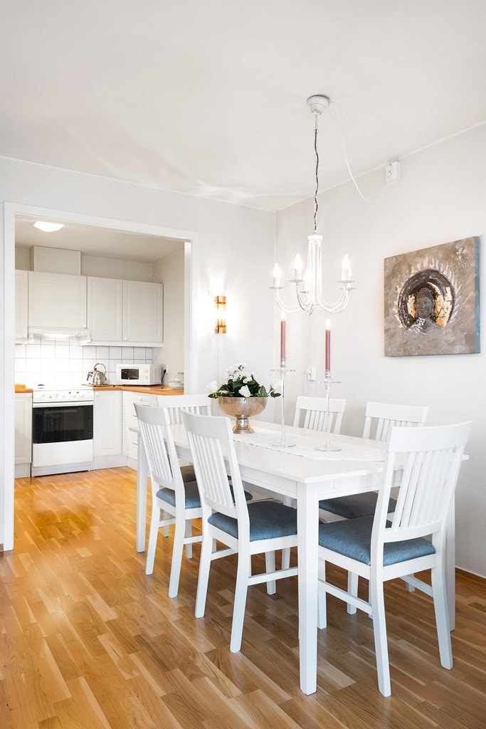 Spisestuen finner sin naturlige plassering ved kjøkkenet. Her er det god plass til et stort spisebord og mange middagsgjester Galleribilde