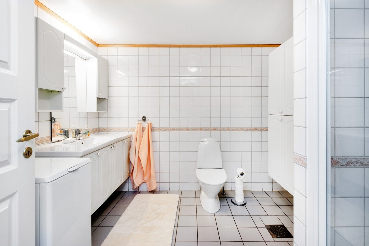 Badet fremstår som god vedlikeholdt og svært romslig Galleribilde