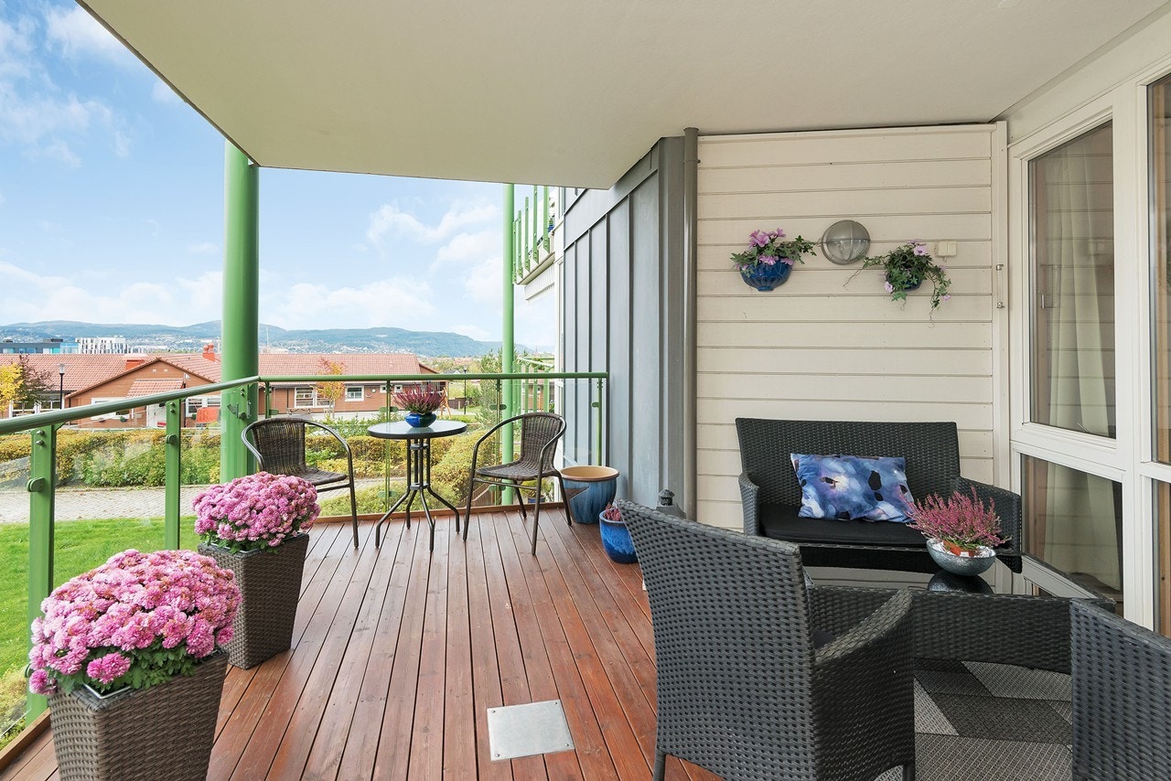 Den tilhørende balkongen er selvfølgelig oppholdssted på sommerstid, med den gode utsikten ut mot byen Galleribilde