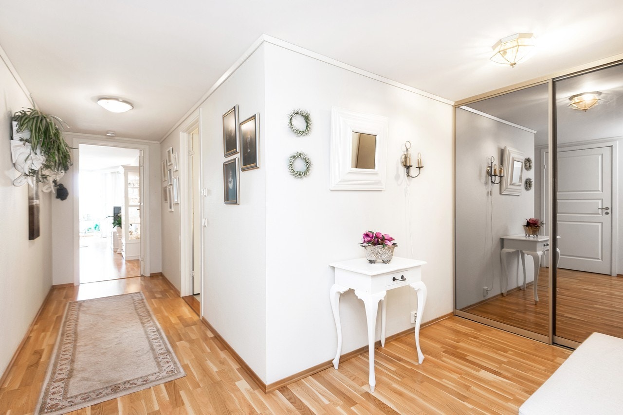 Her møter du en stor og romslig gang/entrè på hele 12 kvm. Lyst inngangsparti hvor klær og sko finner sin naturlige plass i det store garderobeskapet Galleribilde