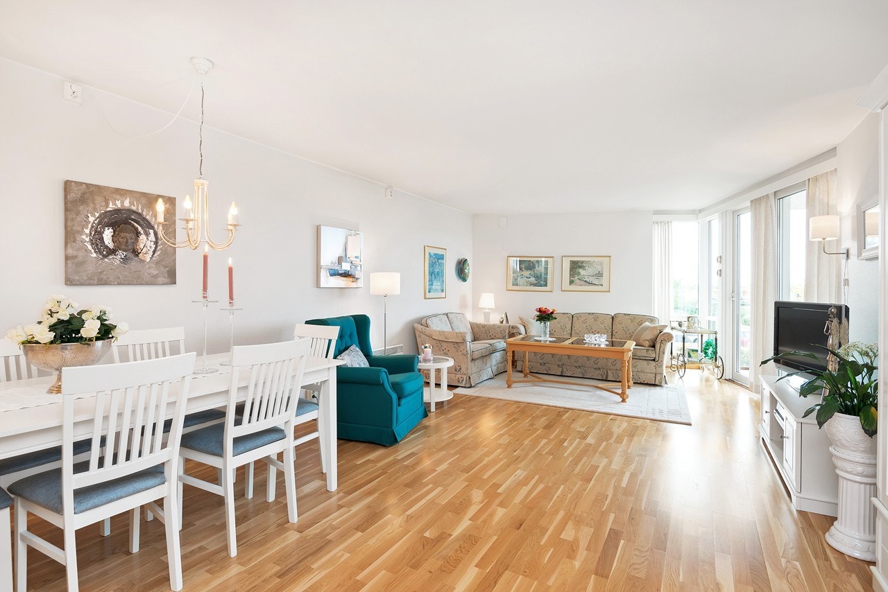 Stuen er lys og gjennomgående trivelig. God løsning med soverom i tilknytning, også med flott utsikt. Spisebord og sofagruppe kan naturlig plasseres i rommet Galleribilde