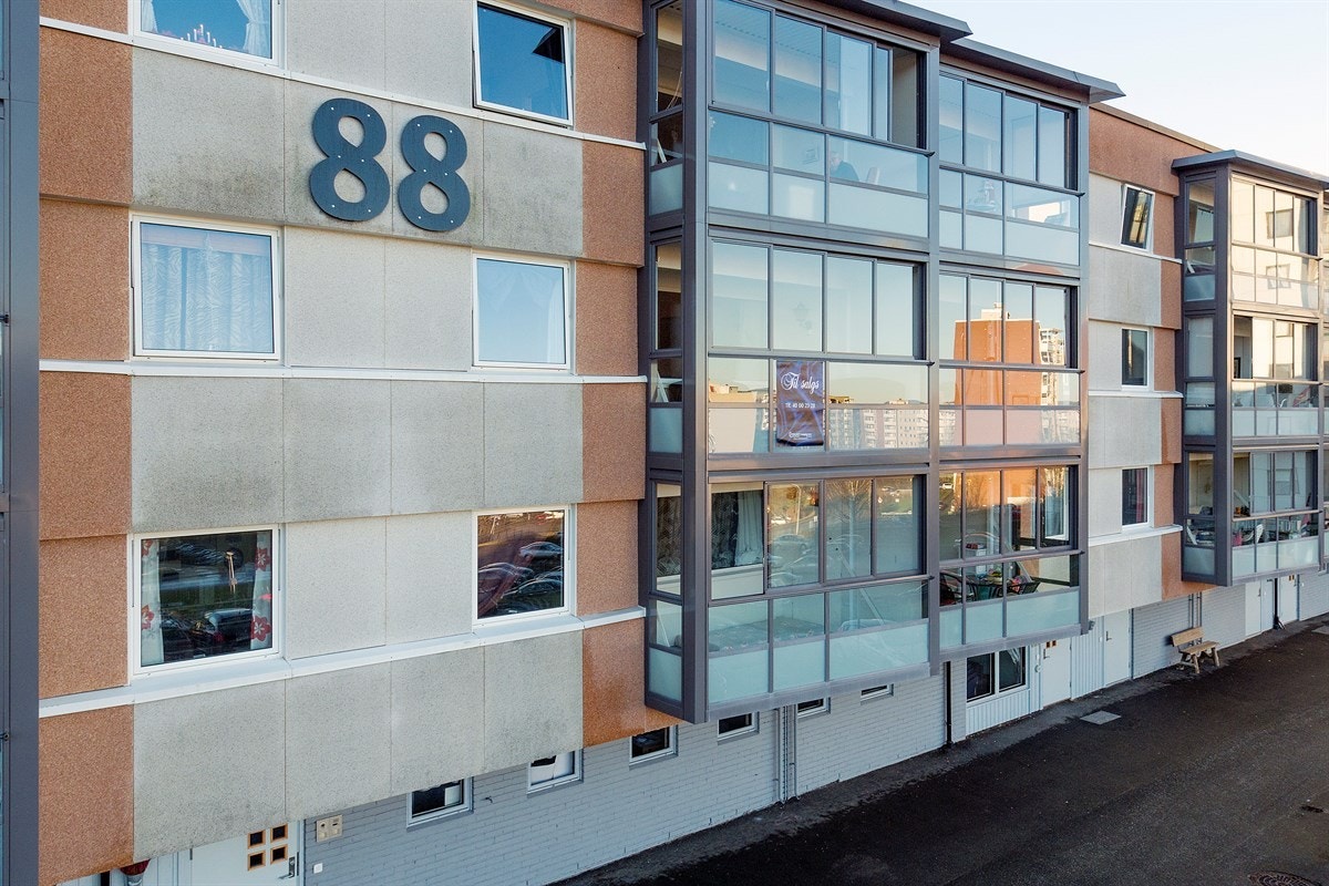 Leiligheten ligger i et veletablert og barnevennlig boligområde på Fjell i Drammen kommune. Området har nærhet til skoler, barnehager, offentlig kommunikasjon og gode servicetilbud. Galleribilde