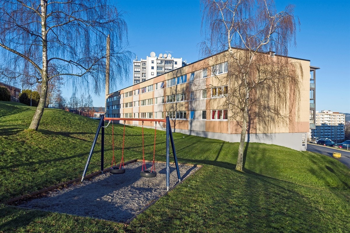 Området gir mulighet for offentlig kommunikasjon via buss og tog, hvorav nærmeste holdeplass er Lauritz Hervigs vei 63 C og ligger ca. 2 minutter fra boligen. Det går buss hvert 10. min til sentrum og togstasjonen. Galleribilde