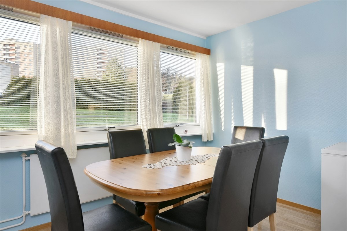 Kjøkkenet er romslig og har en trivelig spiseplass ved vinduene. Galleribilde