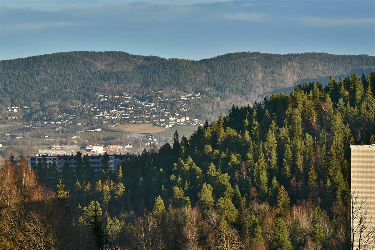Boligen har en nyere, innglasset balkong på ca. 8,5 kvm, hvor flott utsikt kan nytes. Galleribilde