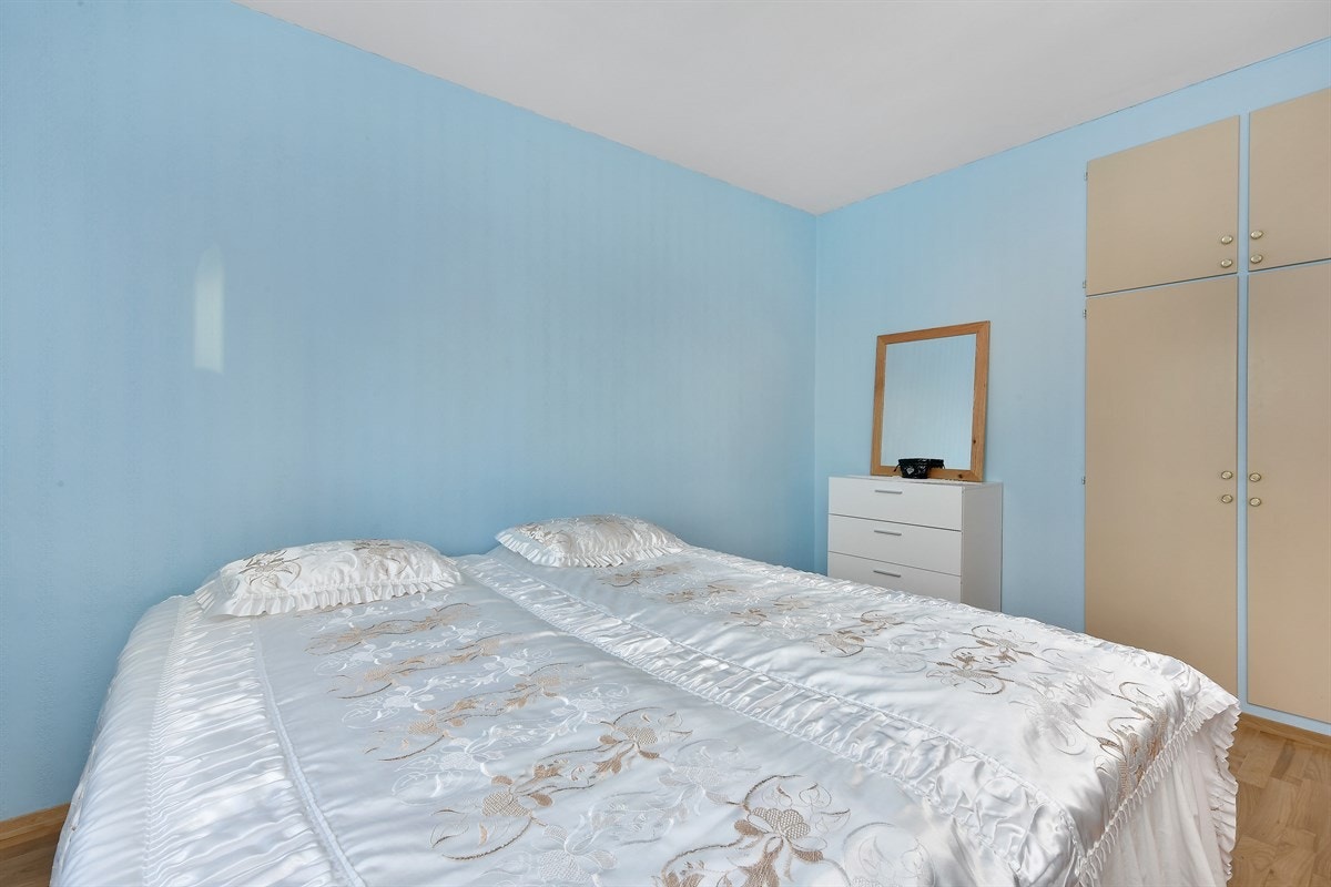 Soverom 1 med plassbygd skap. Galleribilde