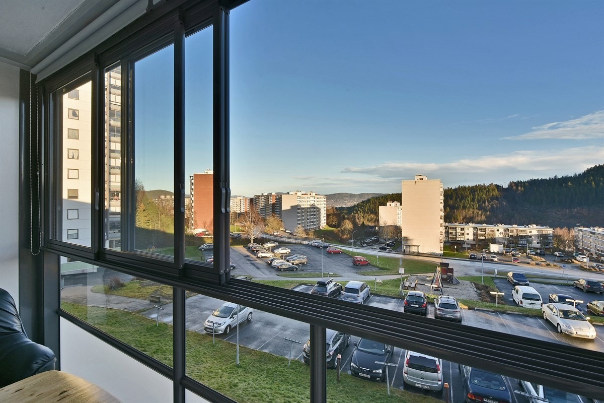 Innglasset balkong. Balkongen har også gode solforhold og skyvbare vinduer som gjør det mulig å slippe solen helt inn i rommet. Galleribilde