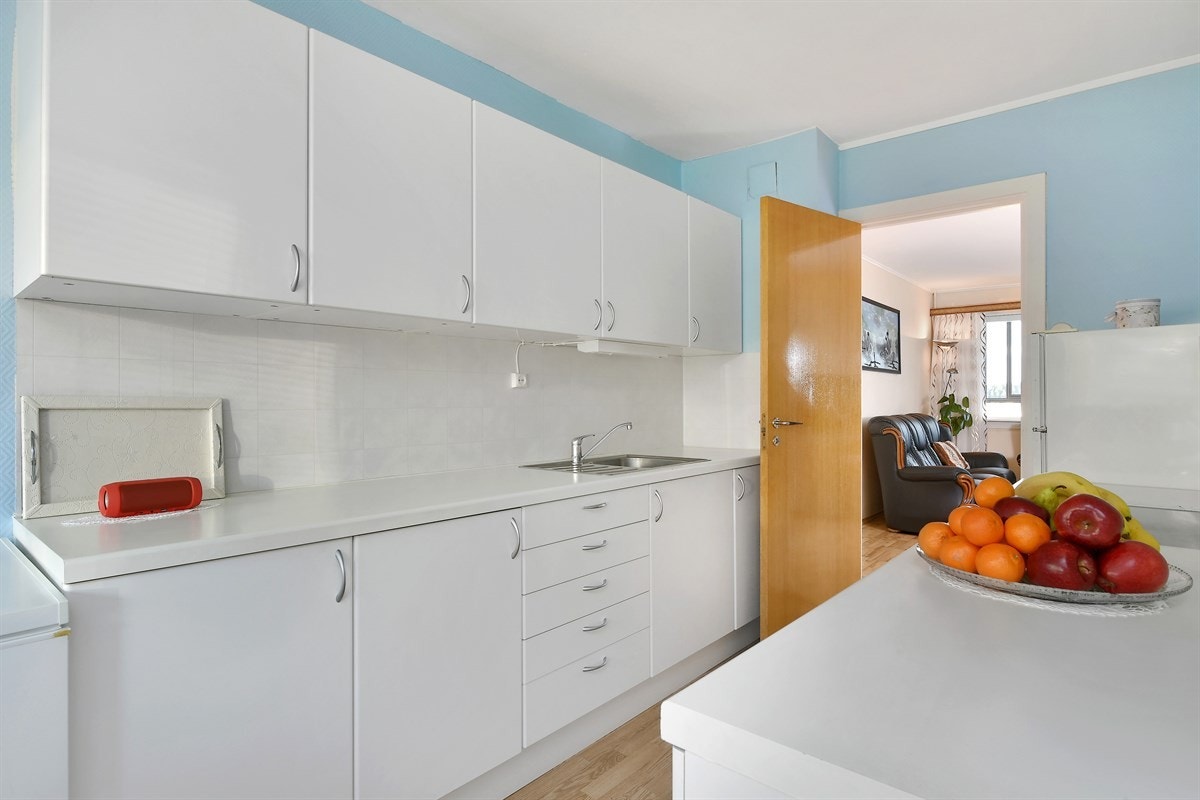 Kjøkkeninnredningen har tidløse, glatte fronter, samt godt med benke- og lagringsplass. Galleribilde