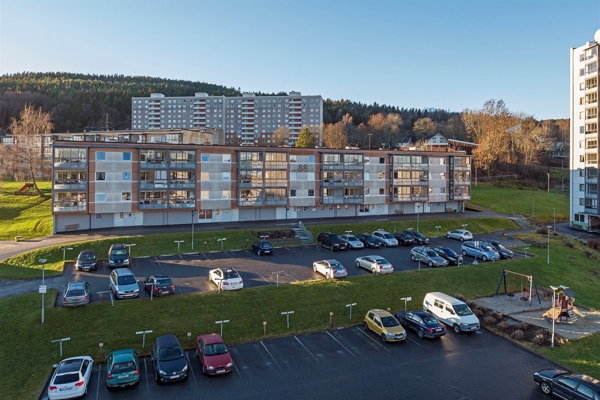 Det er biloppstillingsplass på anviste plass på utsiden av bygningen mot depositum for skilt. Forøvrig er det gjesteparkering. Galleribilde