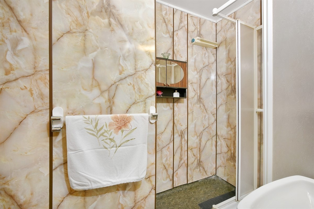 Boligen inneholder et funksjonelt bad og et separat wc-rom. Galleribilde