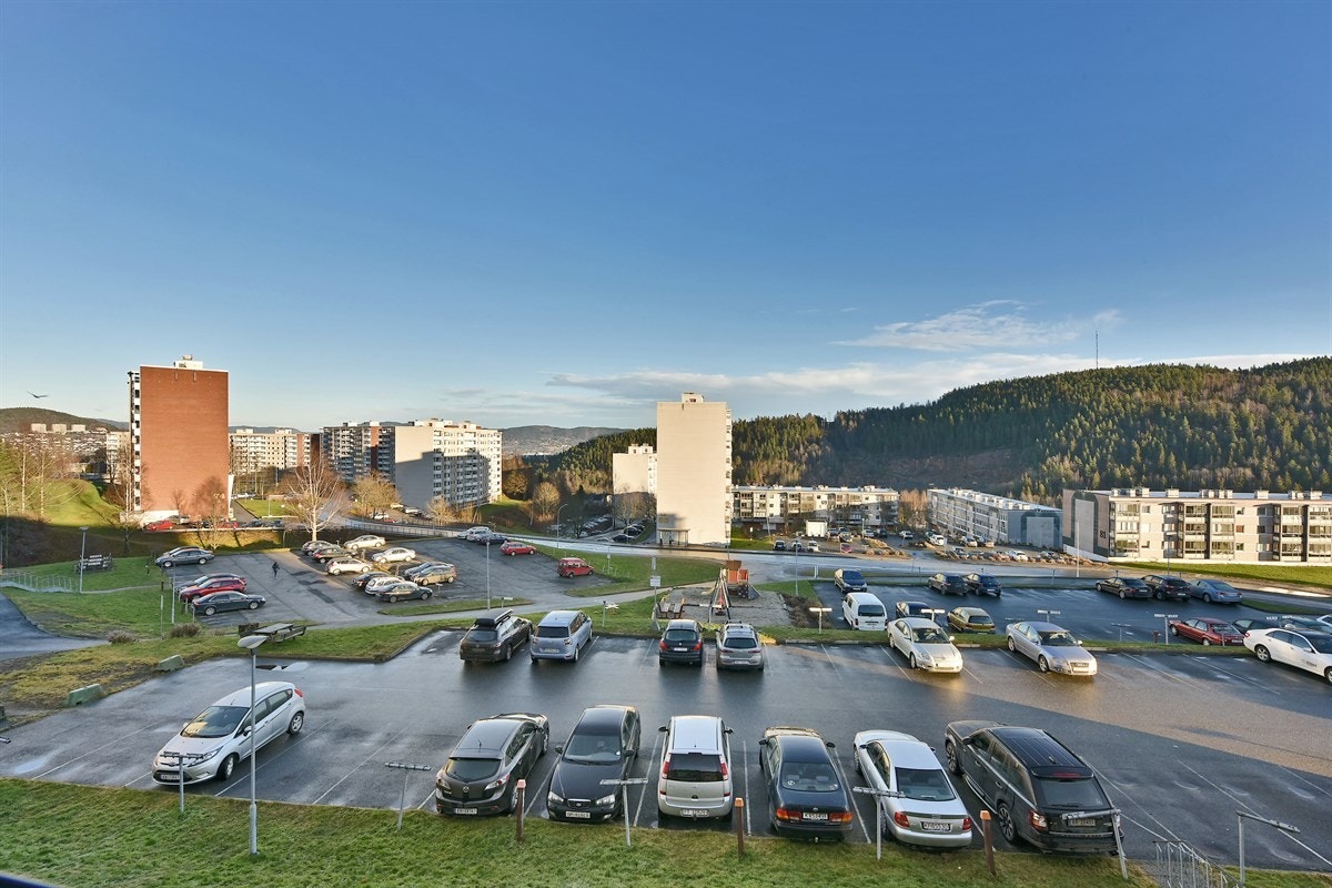 Eiendommen har gangavstand til Fjell barneskole og Galterud ungdomsskole. Det finnes flere videregående skoler i nærliggende områder, samt et godt utvalg av både private og kommunale barnehager. Trengs ikke ta buss for 5 minutter. Galleribilde