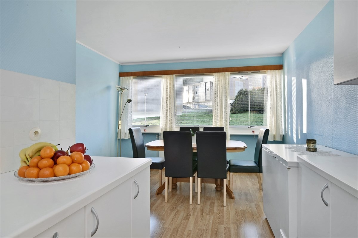 Kjøkkenet er romslig og har en trivelig spiseplass ved vinduene. Galleribilde