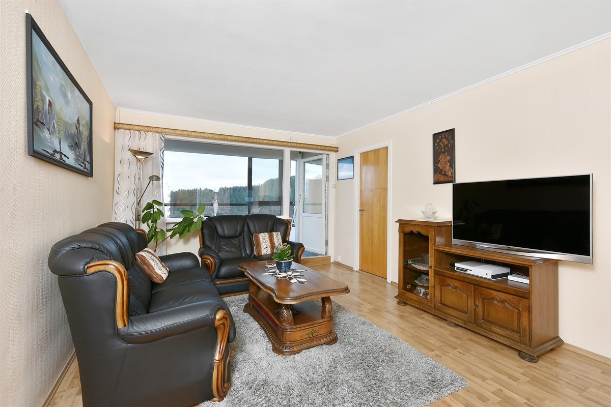 Leiligheten har en luftig stue med gode vindusflater som ivaretar gode utsikts- og lysforhold. Herfra er det utgang til en innglasset balkong, hvor utsikten kan nytes ytterligere. Galleribilde