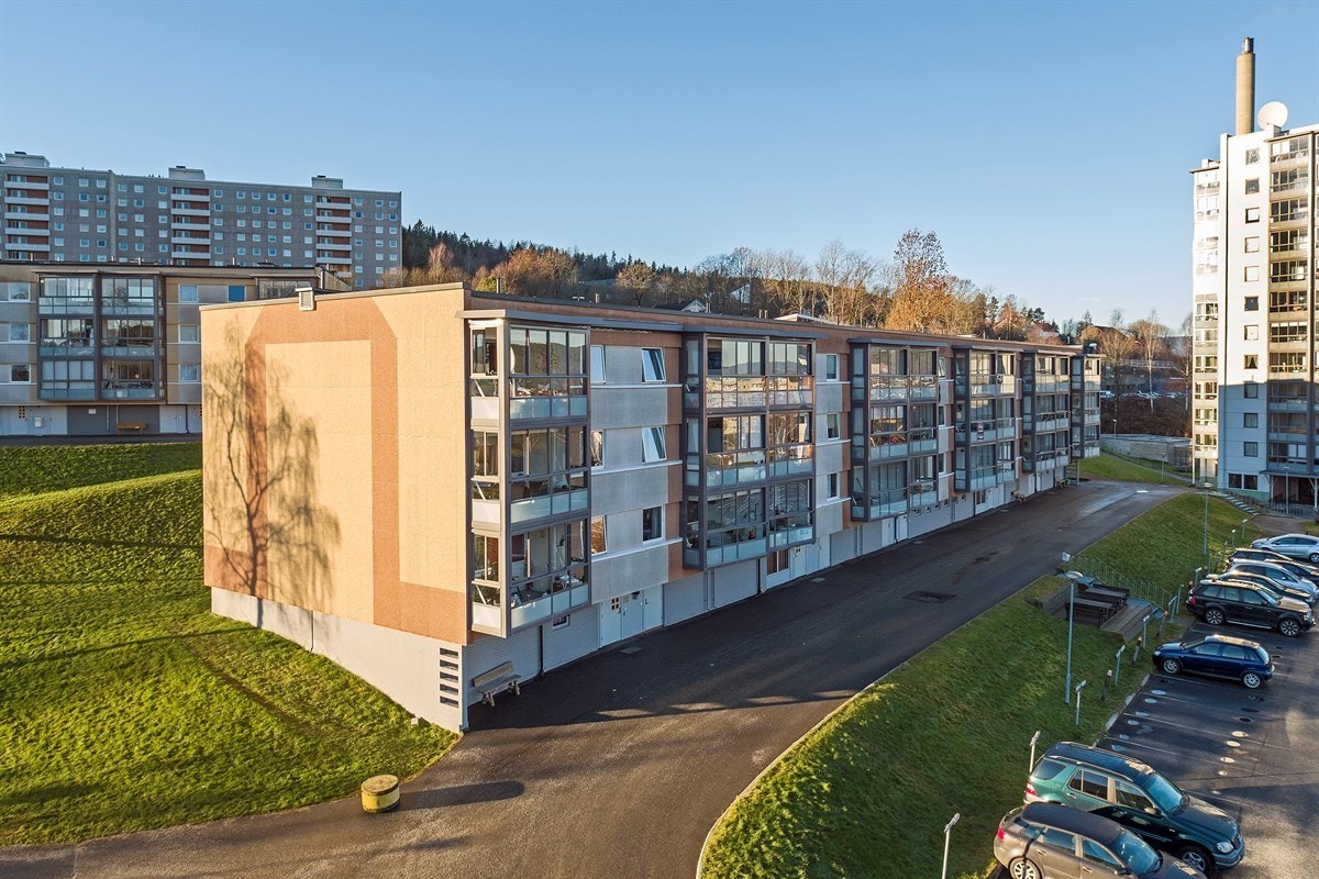 Nærområdet byr på en rekke aktivitetstilbud som bl.a. ungdomsklubb, babysang, bibliotek, idrettstilbud, helsestasjon m.m. Ny lekeplass for barna ble åpnet august 2014. Det er også kort vei til store, idylliske grøntområder på "Bikkjestykket". Galleribilde