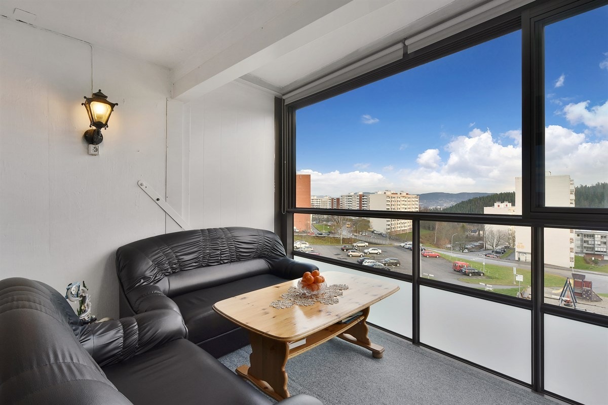 Innglasset balkong som kan benyttes som ekstra stue eller gjesterom i sommerhalvåret. Galleribilde