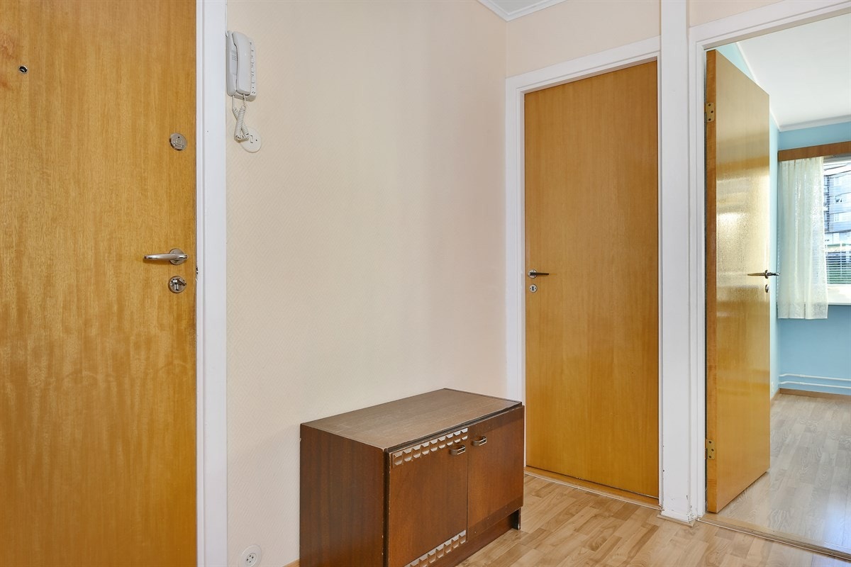 Entreen gir et godt førsteinntrykk av leiligheten og er innredet med bl.a. dørcalling. Rommet har for øvrig vegger i lyse, varme farger samt et pent gulv. Galleribilde