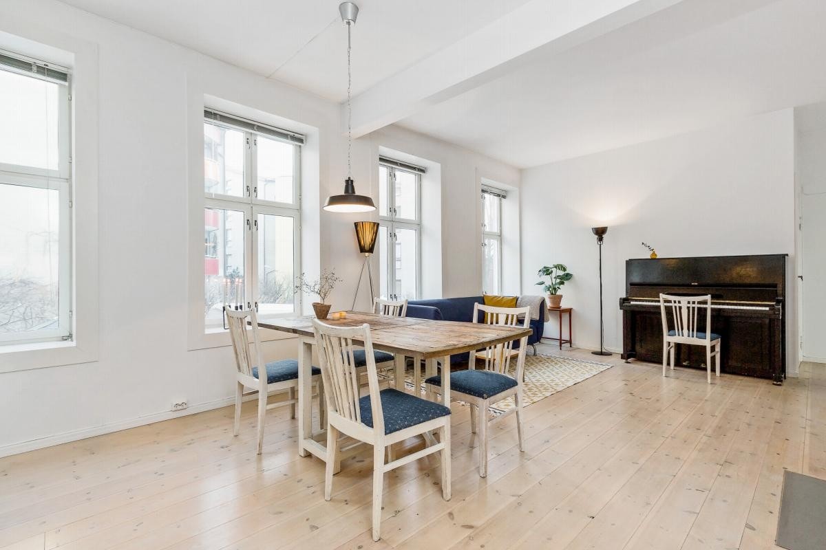 Stuen er enkel å møblere med sittegruppe og spiseplass. Galleribilde