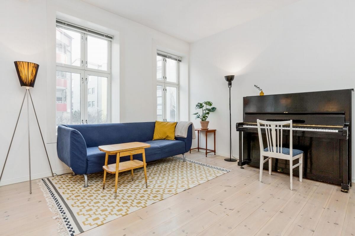 Flott furugulv og lyse hvitmalte vegger. Galleribilde