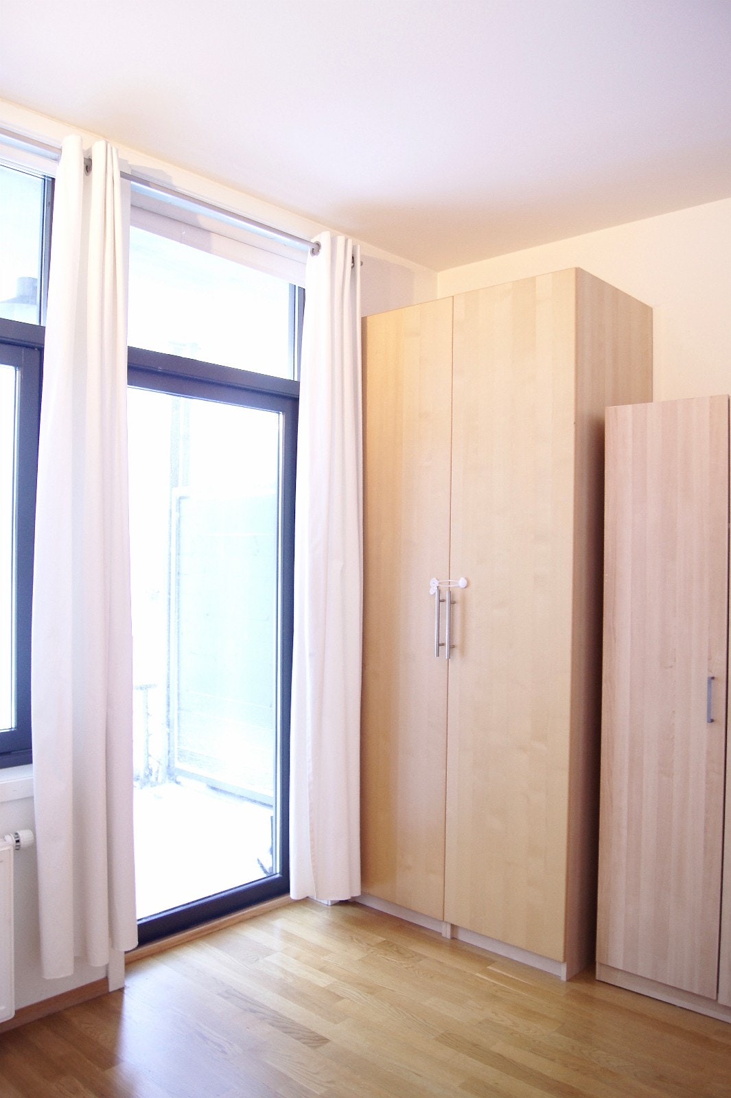 Soverom med skap og terassedør Galleribilde