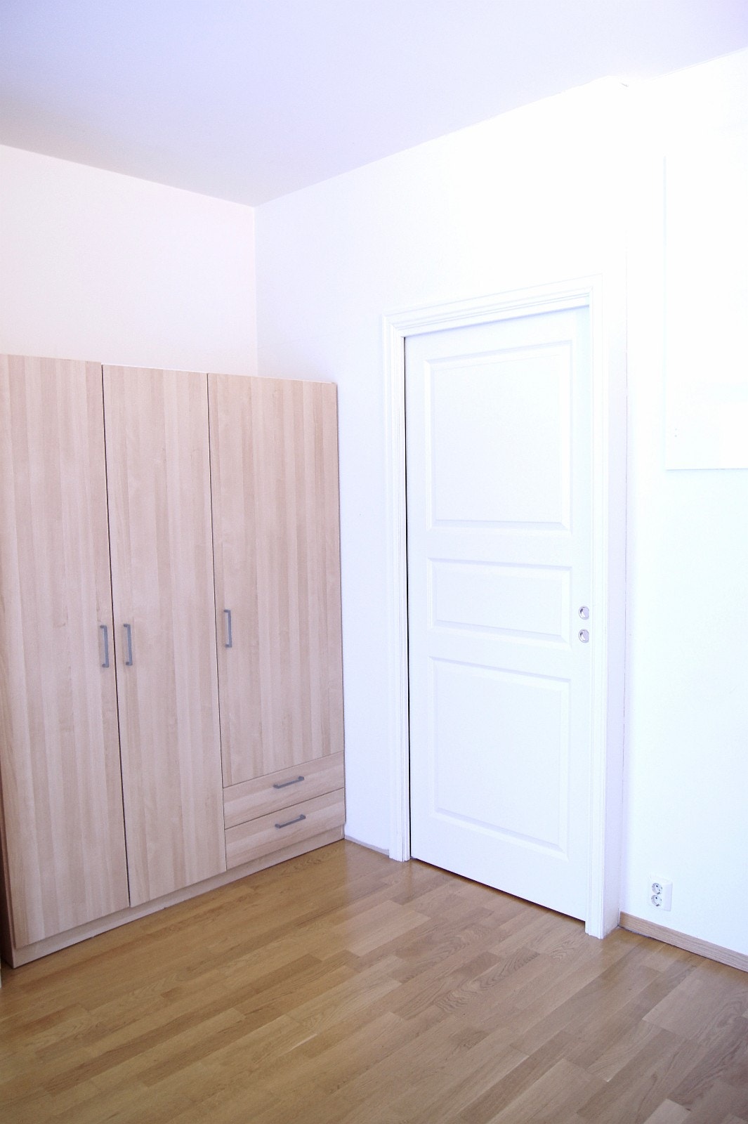 Soverom med dør mot kjøkken Galleribilde