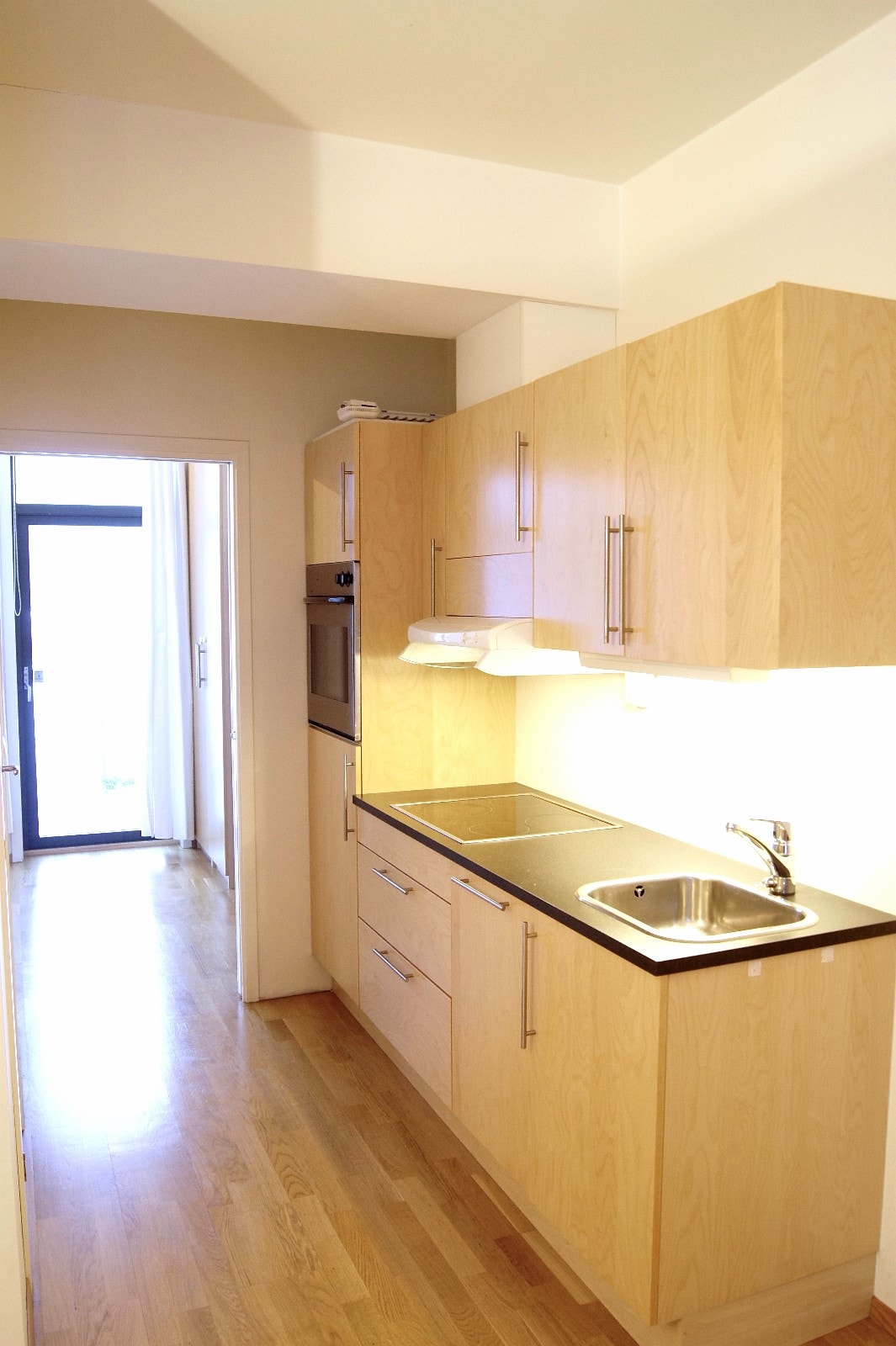 Kjøkken med soverom i bakgrunnen Galleribilde