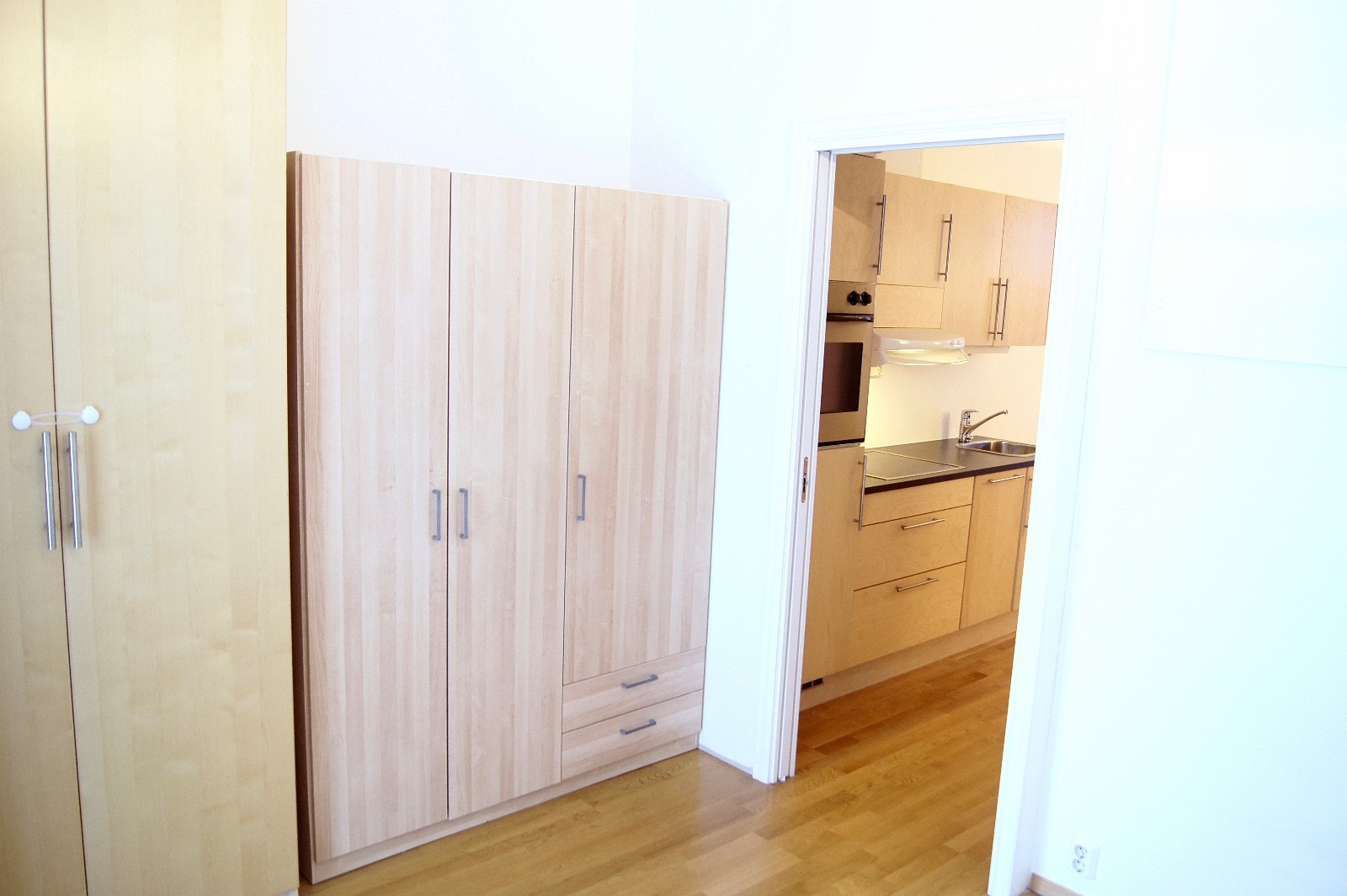 Soverom med dør mot kjøkken Galleribilde