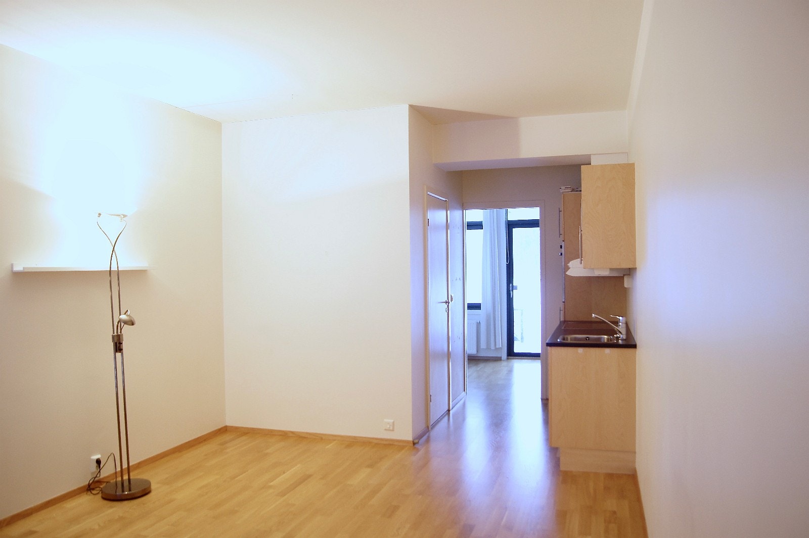 Stue og kjøkken, soverom i bakgrunnen Galleribilde