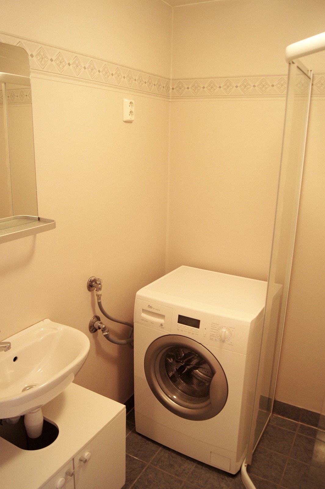 Bad med vaskemaskin Galleribilde