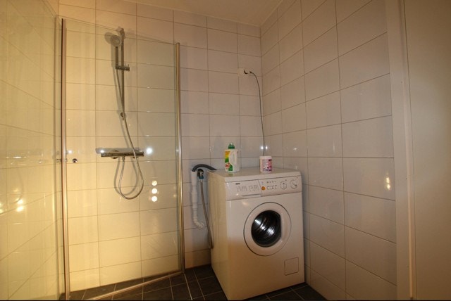 Beklager dårlig lyssetting på disse bildene av badet- disse ble tatt før vi fikk opp lampen i taket. Galleribilde