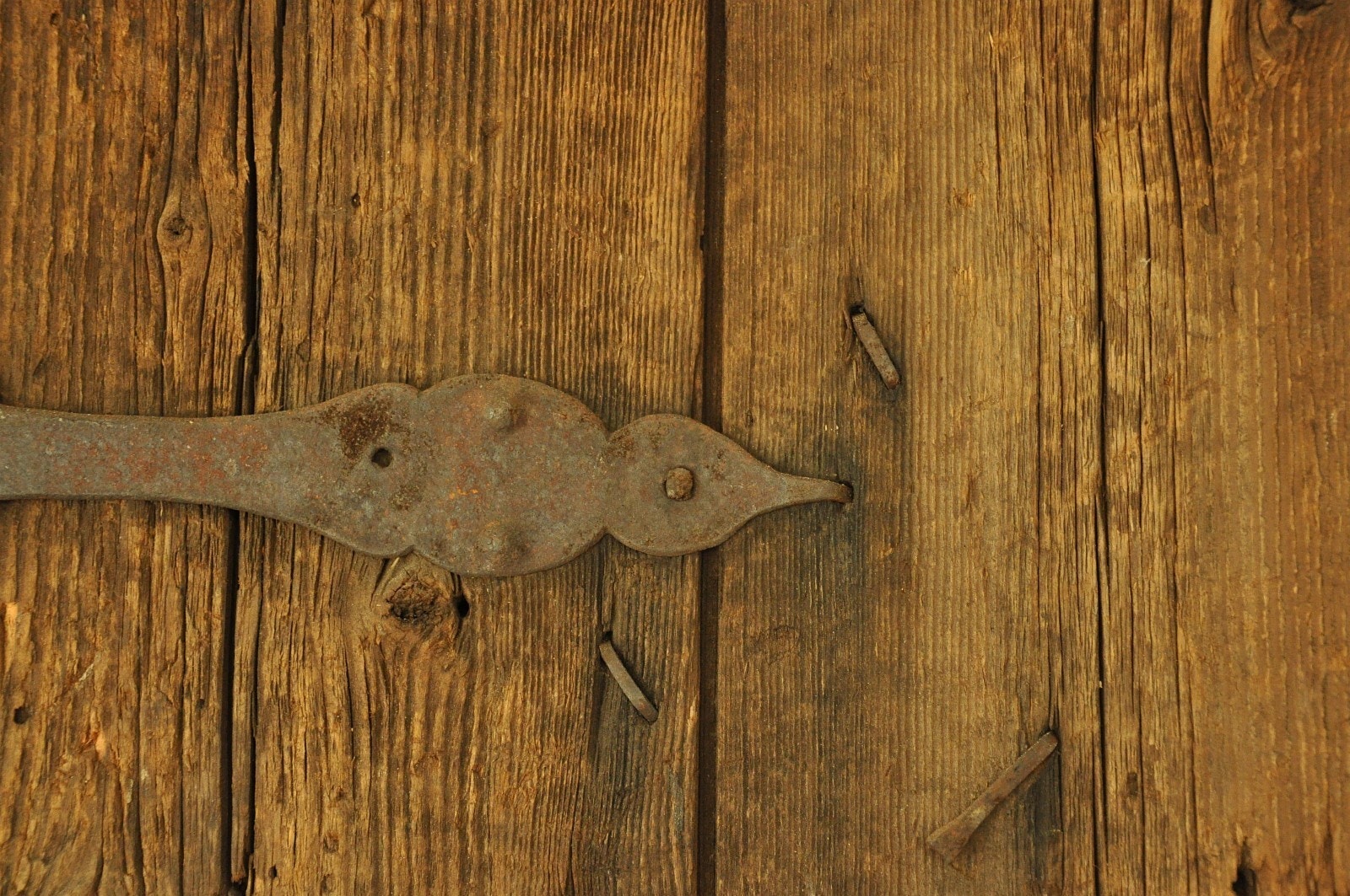 Detalj fra 1800-tallsdøren inn til bryggerhuset. Nå er den dør inn til teknisk rom, bak den spesialtilpassede flyttbare kjøkkenøya Galleribilde